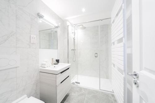 伦敦Urban Chic – Drury的带淋浴和盥洗盆的白色浴室