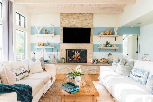 萨默兰Summer Beach House的客厅配有白色沙发和壁炉