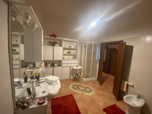 GhilarzaPeppina Home的一间带水槽、卫生间和镜子的浴室