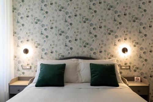 墨西拿Damatti Room的卧室配有带绿色枕头的白色床
