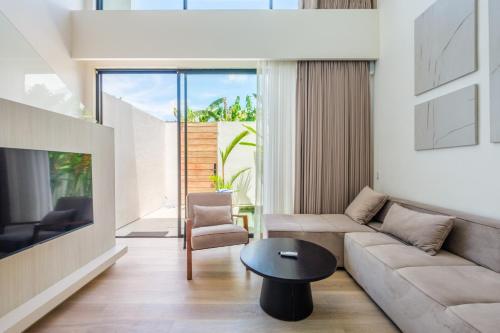 坎古Oasis Smart Villa 3 Canggu的客厅配有沙发和桌子