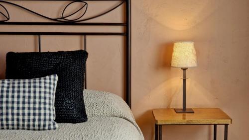 PerafitaCa L'Estamenya的一间卧室配有一张床和一张桌子上的台灯