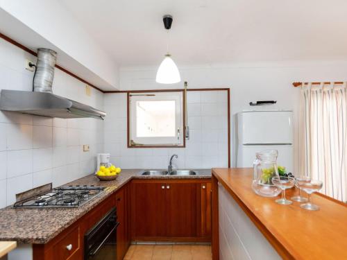 莱斯卡拉莱斯卡拉三角洲度假屋的厨房配有水槽和炉灶 顶部烤箱
