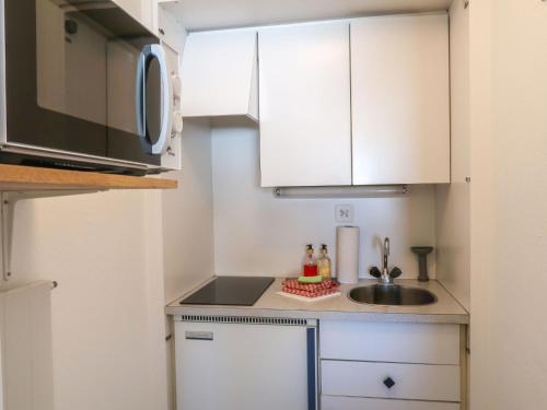 Apartment Rosablanche C65 by Interhome的厨房或小厨房
