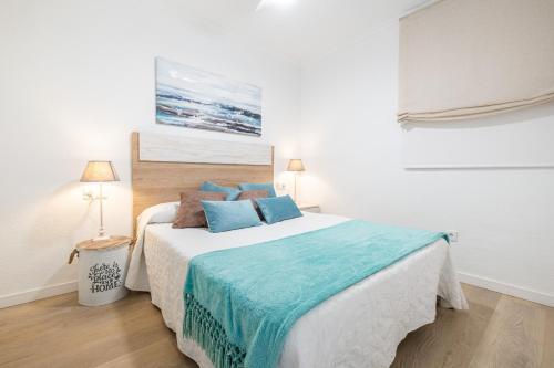 菲内斯特拉特Atalaya Sea View 6-9的一间卧室配有一张带蓝色枕头的大床