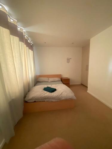 诺丁汉Luxury double room的一间卧室配有白色窗帘的床