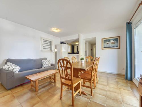 罗萨斯Apartment Platja de Roses-4 by Interhome的客厅配有沙发和桌椅