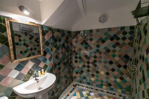 非斯Riad dar Yamna的一间带水槽和镜子的浴室