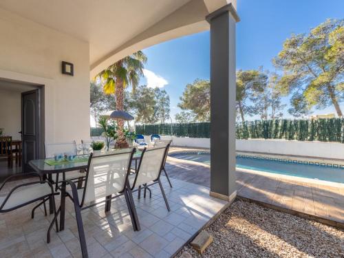 利乌玛Holiday Home Gaviota 4 by Interhome的一个带桌椅的庭院和一个游泳池