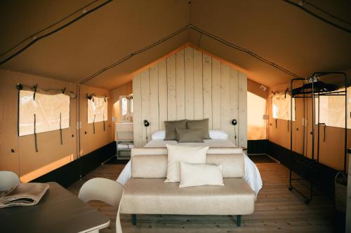 卡尔瓦略ESPAZO NATURE的帐篷内一间卧室,配有一张大床