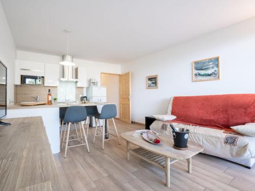 圣艾格夫Apartment Les Louvans-2 by Interhome的客厅以及带沙发和桌子的厨房。