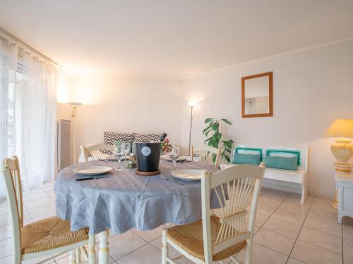 圣艾格夫Apartment Le Grand Parc-6 by Interhome的一张餐桌,上面有蓝桌布