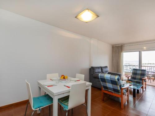 莱斯卡拉Apartment Port L'escala-1 by Interhome的客厅配有白色的桌子和椅子