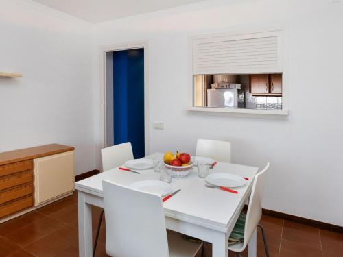 莱斯卡拉Apartment Port L'escala-1 by Interhome的白色的用餐室配有白色的桌椅