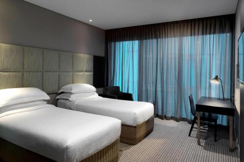 布里斯班布里斯班福朋喜来登酒店的酒店客房配有两张床和一张书桌