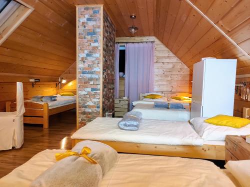 KoszarawaBeskidzka Ostoja的木屋内带两张床的房间