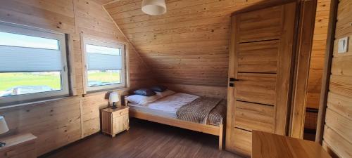 萨比诺瓦Domki Letniskowe Vitamin Sea的小木屋内的小卧室配有一张床