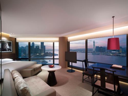 香港香港君悦酒店的酒店客房设有一张床和一个大窗户