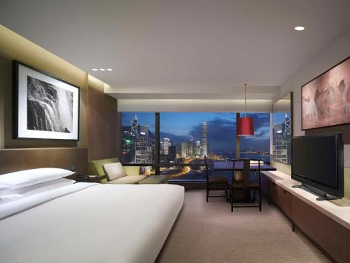 香港香港君悦酒店的酒店客房设有一张大床和一台电视。