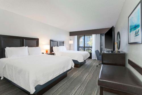 沃尔顿堡滩沃尔顿堡滩汉普顿酒店的酒店客房设有两张床和窗户。