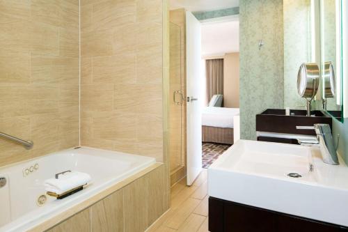 杰克逊维尔佛罗里达州杰克逊维尔河滨希尔顿逸林酒店的带浴缸和盥洗盆的浴室