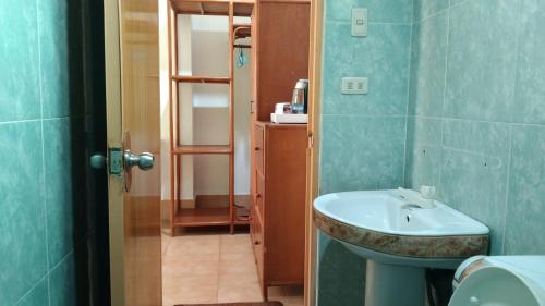 罗昂HMC Guesthouse - Malapascua Island Air-conditioned Room #2的一间带水槽和镜子的小浴室