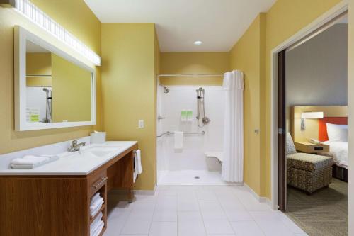 史密斯堡史密斯堡希尔顿欣庭套房酒店的一间带水槽和淋浴的浴室