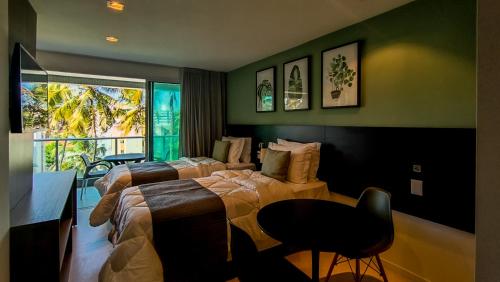 马塞约RN Studio Premium的一间卧室设有两张床、一把椅子和一个窗户。