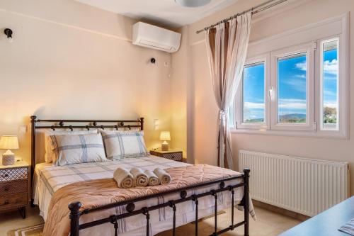 Villa Elida的一间卧室设有一张床和一个窗口