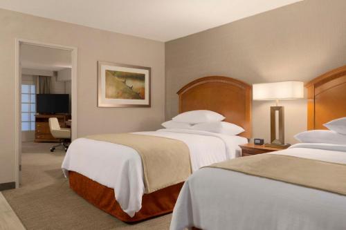 埃尔帕索希尔顿埃尔帕索合博套房酒店的酒店客房配有两张床和一张书桌