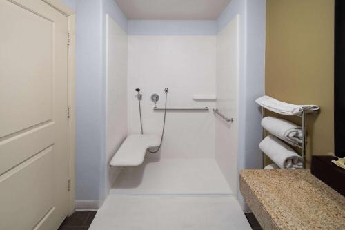 斯德伯克锡达帕克拉金塔旅馆及套房的一间白色的小浴室,配有卫生间和毛巾