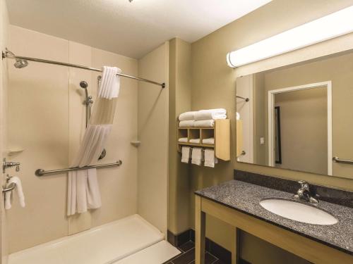 法戈La Quinta by Wyndham Fargo-Medical Center的一间带水槽、淋浴和镜子的浴室
