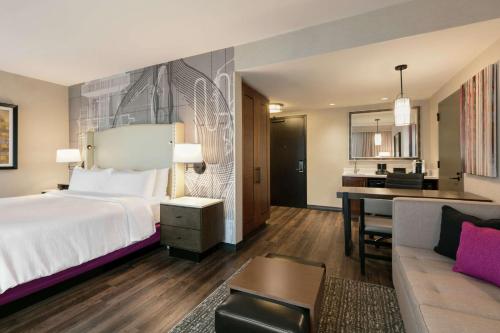 Berkeley Heights伯克利高地希尔顿合博套房酒店的配有一张床和一张书桌的酒店客房