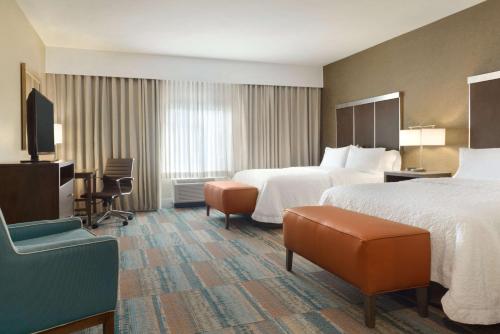 埃尔科内华达州埃尔科希尔顿汉普顿酒店的酒店客房设有两张床和电视。