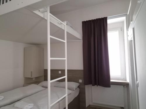 卢布尔雅那阿姆布罗吉客旅馆的客房设有两张双层床和一扇窗户。