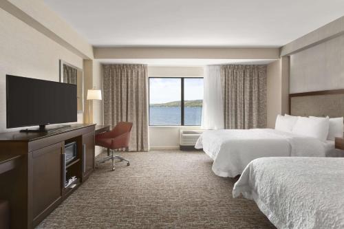 彭延纽约彭延汉普顿酒店的酒店客房设有两张床和一台平面电视。