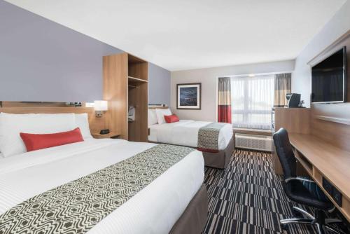 萨德伯里温德姆萨德伯里微型套房酒店的酒店客房设有两张床和一台平面电视。