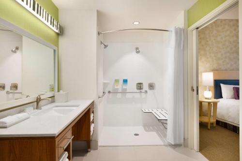 休斯顿Home2 Suites by Hilton Houston Energy Corridor的带淋浴和盥洗盆的浴室
