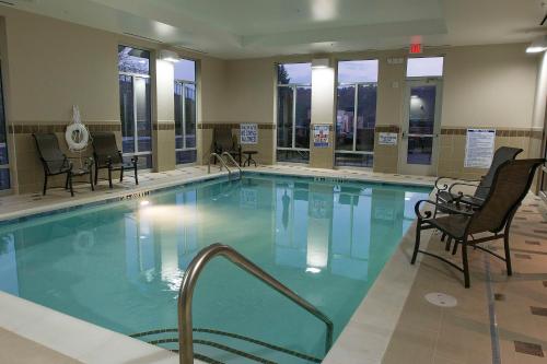 布恩北卡州布恩汉普顿酒店及套房的一个带椅子的大型游泳池