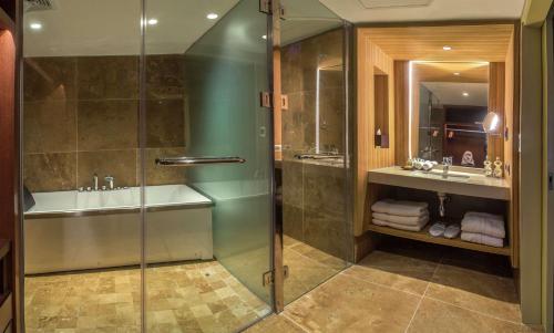 伊基托斯埃尔多拉多假日商务酒店 的带淋浴和盥洗盆的浴室