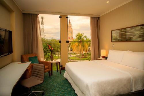 伊基托斯埃尔多拉多假日商务酒店 的酒店客房设有床和窗户。