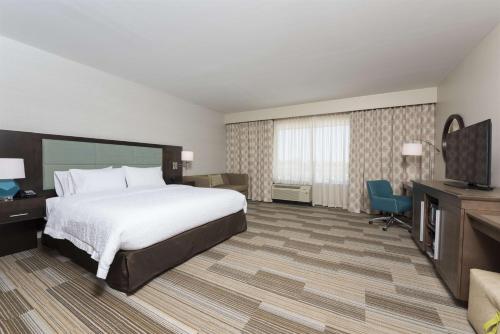 Westfield韦斯特菲尔德汉普顿印第安纳波利斯酒店的酒店客房,配有床和电视