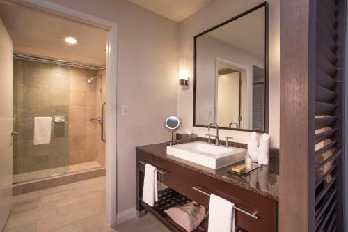 好莱坞好莱坞海滩希尔顿逸林度假酒店的一间带水槽、镜子和淋浴的浴室