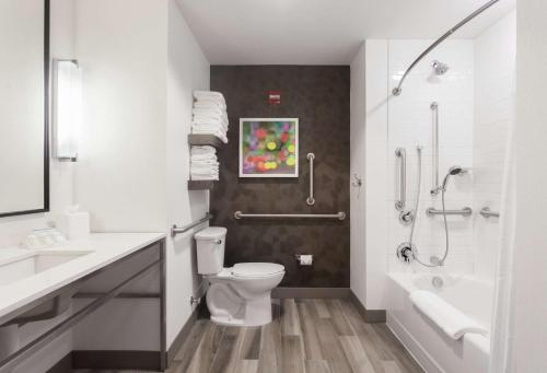 沃尔顿堡滩沃尔顿堡滩希尔顿花园酒店的白色的浴室设有卫生间和淋浴。