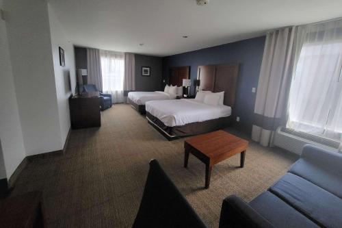 萨默塞特肯塔基州萨默塞特康福特茵酒店的酒店客房,设有两张床和一张沙发