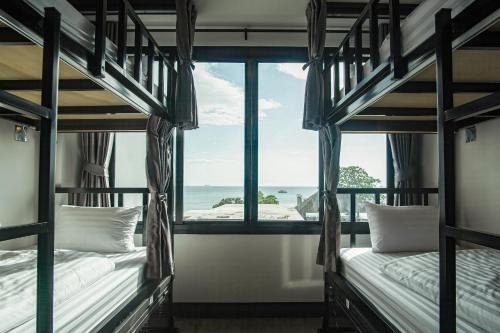 奥南海滩Sea Beach Hostel & Club AoNang Beachfront的海景客房内的两张双层床
