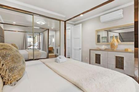 圣地亚哥Champagne Taste Luxury Home in Hillcrest的卧室配有一张白色大床和镜子