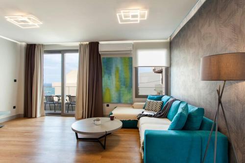 海若克利欧Minimal Loft Art with Sea View Over Heraklion Harbour的客厅配有沙发和桌子