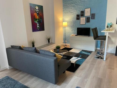 科隆FlatDeCologne CityPerle的客厅配有蓝色的沙发和电视