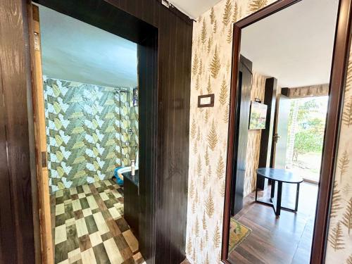 加尔各答Palli Bangla Resort, near Ruby Hospital, Anandapur的走廊上设有镜子和桌子